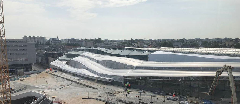 A big protection tarpaulin for the new Rennes train station construction site