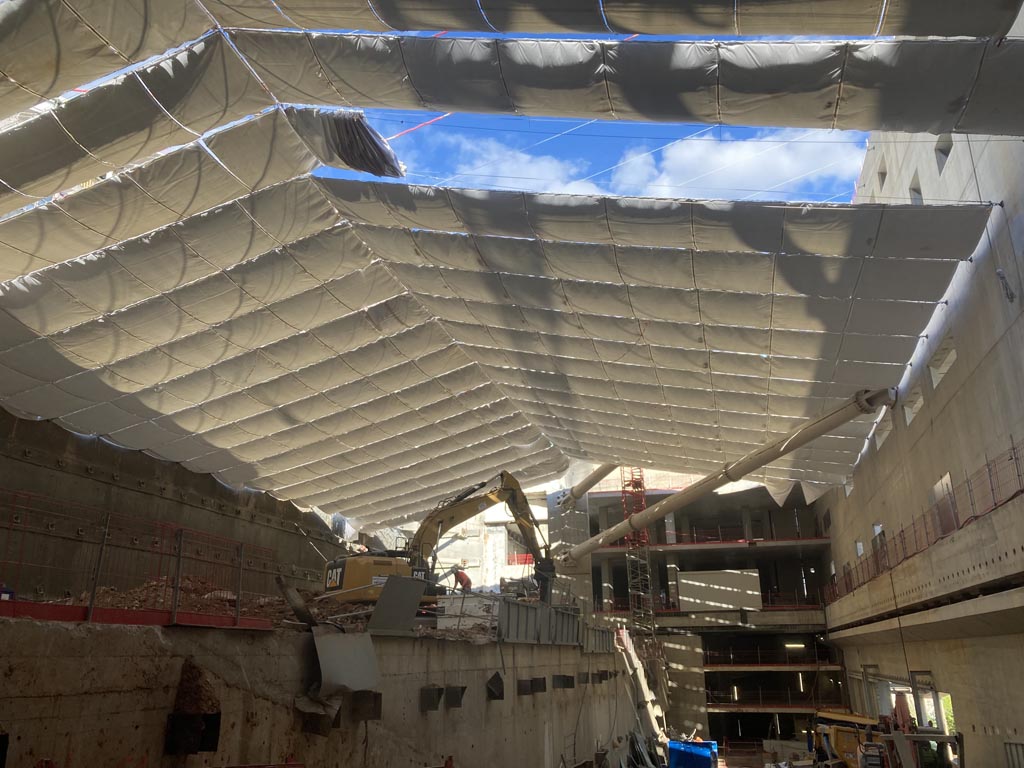 Un toit en bâches acoustiques pour les travaux de l’hôpital de Monaco