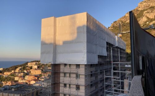 Des bâches acoustiques RIGA pour confiner la démolition de l’immeuble Bel Air à Monaco